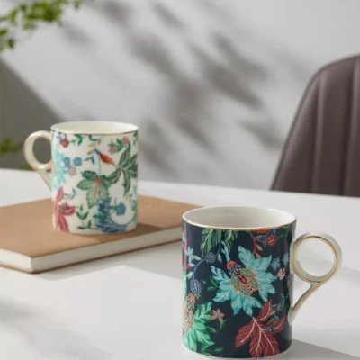 China fábrica atacado moderno luxo romântico novo design de flores porcelana fina conjunto de copo de cerâmica para casal